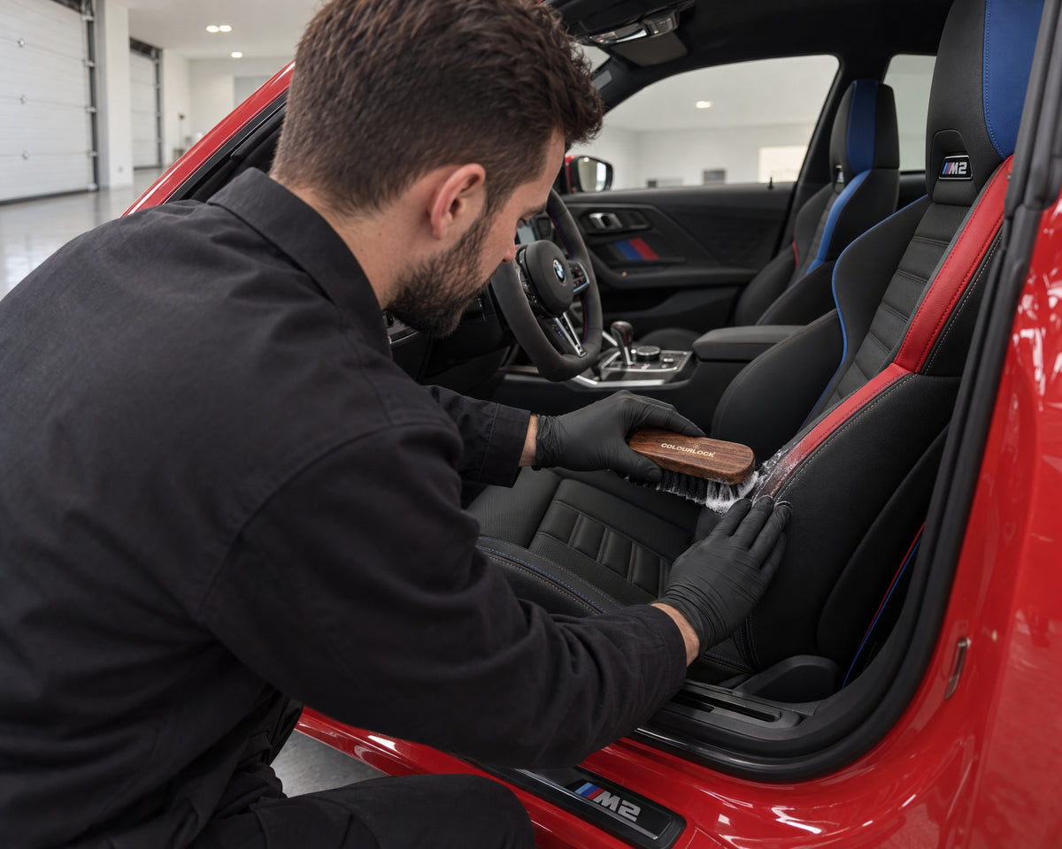 Detailing1 Hero: Spazzole — usare bene la spazzola per pelle (Desktop)