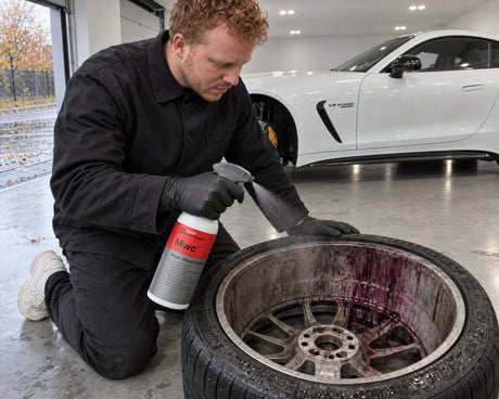 Detailing1 Hero: Wheel cleaners — Cleaning the inner wheel barrel with the wheel off (Desktop)
