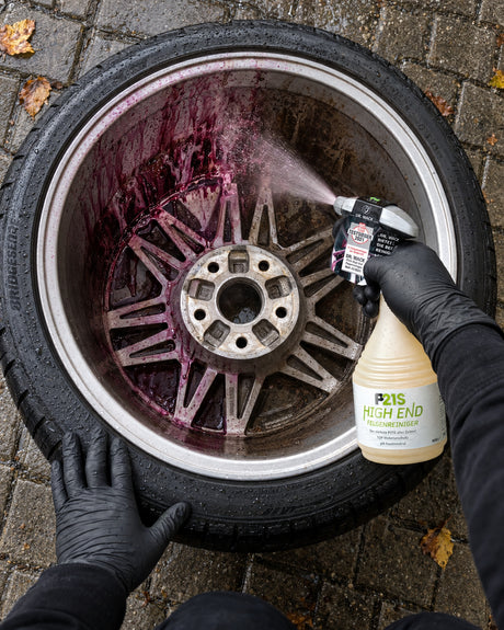 Dr. Wack P21S HIGH END Detergente per cerchi spruzzato nel canale, il gel diventa viola sulla polvere dei freni