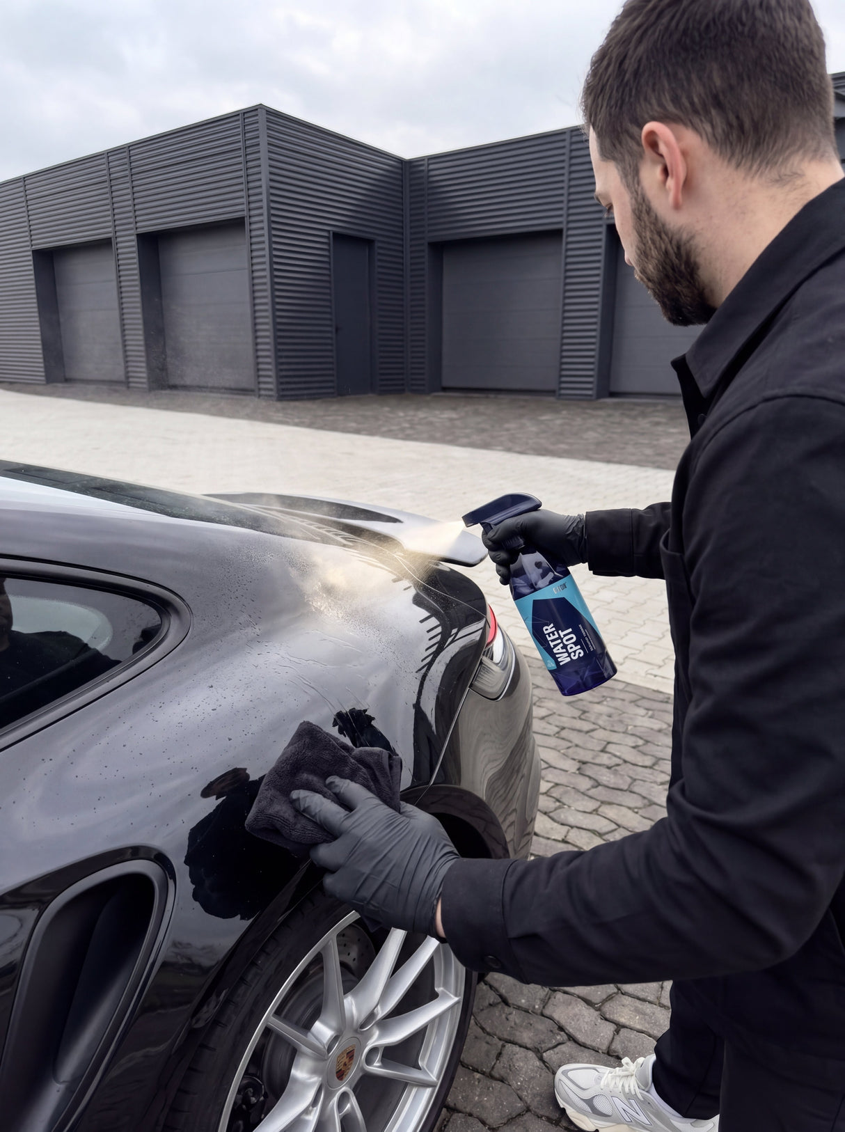 GYEON Q²M WaterSpot Anwendung mit Sprühnebel auf Porsche-Panel