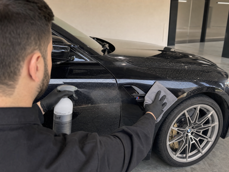 Applicazione di Koch-Chemie Spotless Ceramic Finish con panno in microfibra sulla vernice ceramica di una BMW