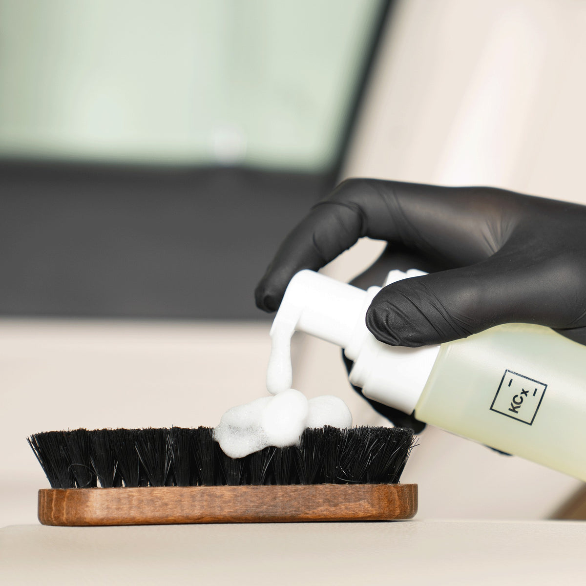 Detailing1 COLOURLOCK Leather Cleaner (Strong) — schiuma detergente dalla Foamer Bottle sulla spazzola per pelle