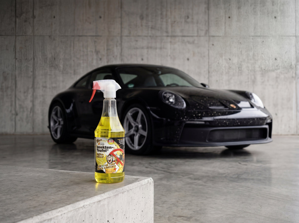 Insekten-Teufel 1L gelbe Sprühflasche vor schwarzem Porsche 911 mit Insektenspuren