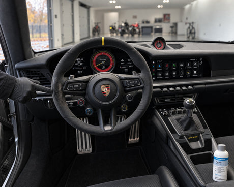 Detailing1 pulire il volante in Alcantara — lucido unto a ore nove sul volante di una Porsche 911 GT3 RS, COLOURLOCK Pol Star