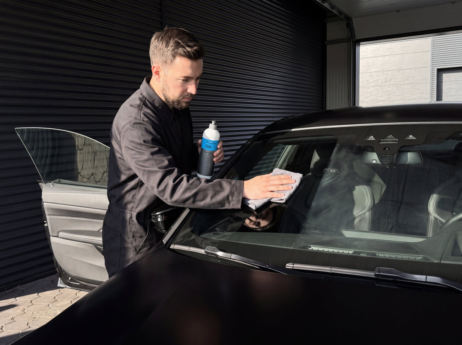 Daniel reinigt Innenscheibe BMW M4 mit Koch-Chemie Glas Star Konzentrat