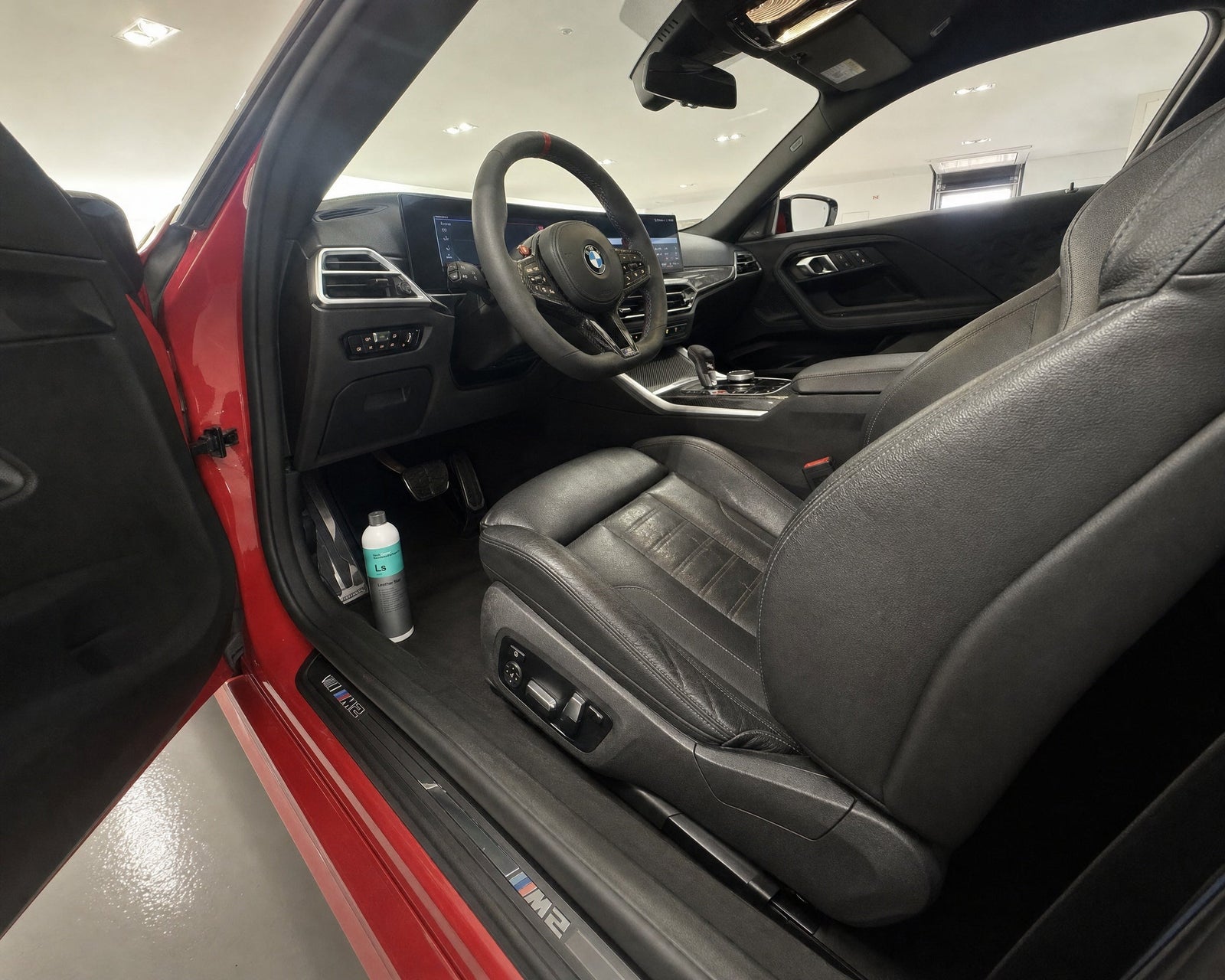 Detailing1 Koch-Chemie Leather Star "Ls" Lederpflege 1L — müde, matte Ledersitzwange im BMW M2 vor der Pflege