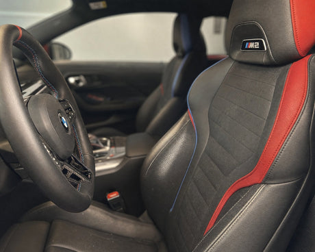 Detailing1 Schwarzes Leder im BMW M2 Cockpit vor dem schonenden Reinigen