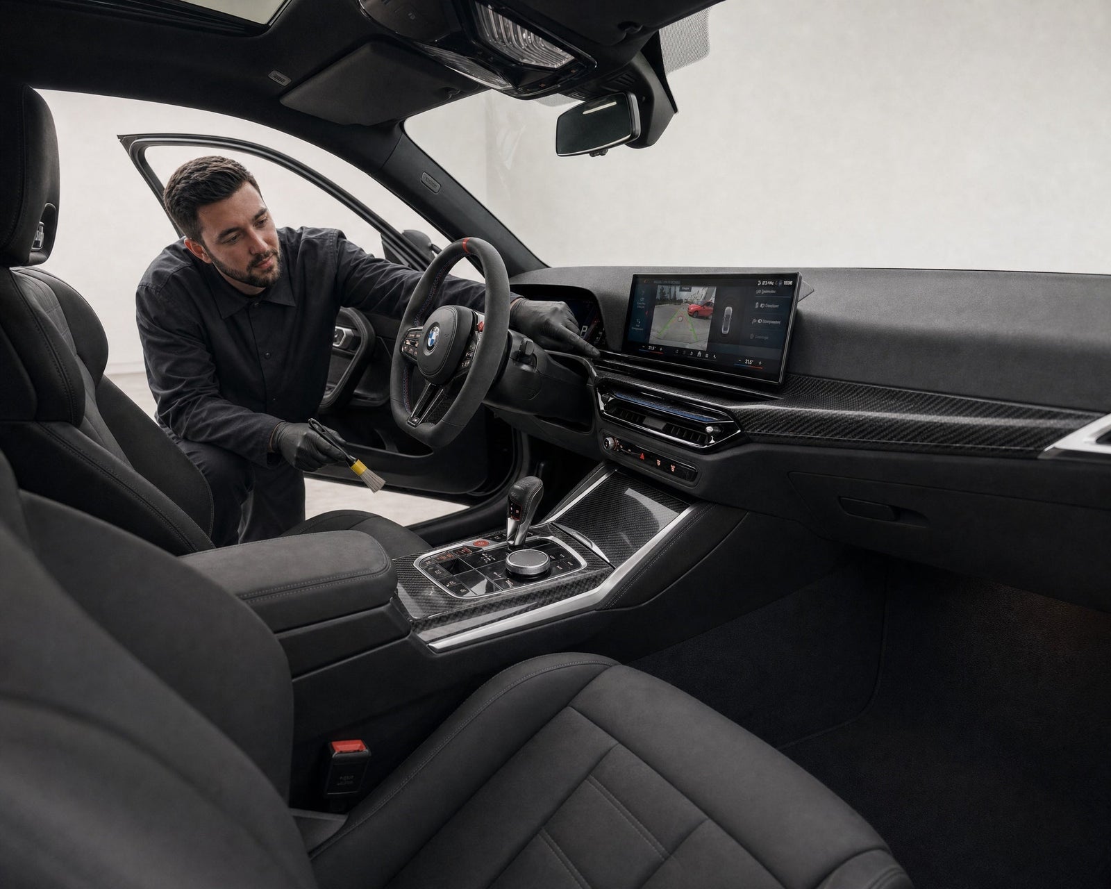 Detailing1 Koch-Chemie Interior Brush "Gelb" — Daniel legt die Staubkante an der Lüftungslamelle des BMW M2 frei