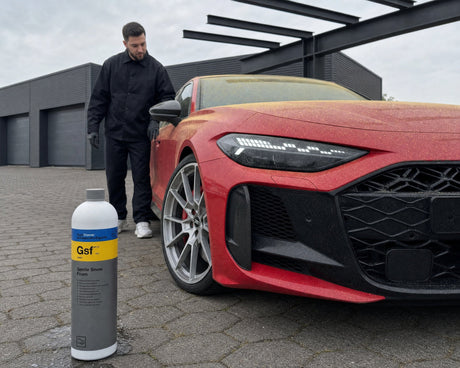 Gelber Pollenfilm auf dem roten Audi RS 5 vor der schonenden Wäsche mit Koch-Chemie Gentle Snow Foam