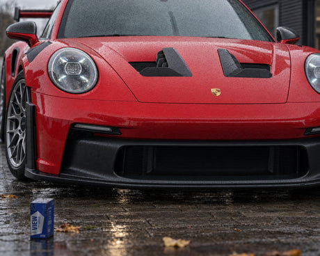 GYEON Q² View EVO in front of the dew-covered windscreen of a red Porsche 911 GT3 RS – rain repellent in winter