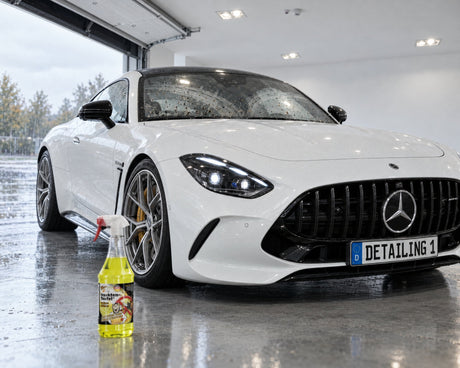 TUGA Chemie Insekten-Teufel davanti a una Mercedes-AMG GT con residui di insetti sul parabrezza — mostrato nell'articolo «5 motivi per cui il parabrezza fa aloni dopo l'estate»