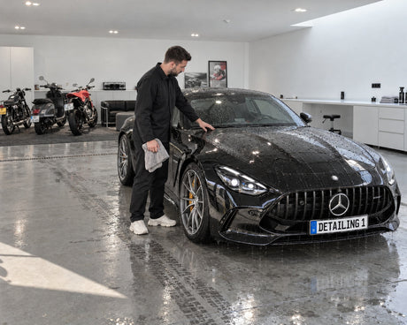 Detailing1 THE COLLECTION "Striped 2.0" Trockentuch — Daniel mit gefaltetem Trockentuch vor dem nassen Mercedes-AMG GT