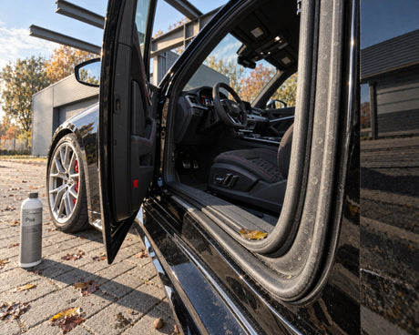 Koch-Chemie Plast Star neben offener Tür eines Audi RS 5 mit staubiger, stumpfer Türdichtung vor dem ersten Frost