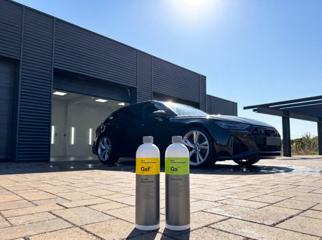 Snow Foam GSF und Green Star Gs vor schwarzem Audi RS6 Avant im Warehouse bei Mittagssonne