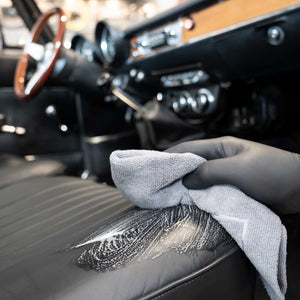 Detailing1 COLOURLOCK Classic Car Leather Care Set — sporco sciolto tolto col panno dal sedile d'epoca
