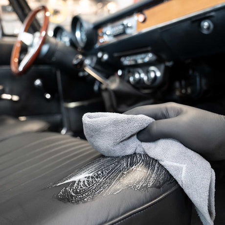 Detailing1 COLOURLOCK Classic Car Leather Care Set — sporco sciolto tolto col panno dal sedile d'epoca