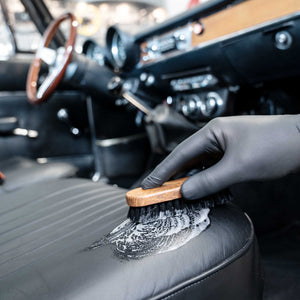 Detailing1 COLOURLOCK Classic Car Leather Care Set — spazzolatura di un sedile in pelle d'epoca