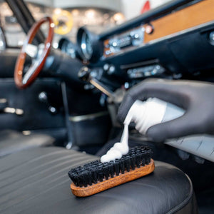 Detailing1 COLOURLOCK Classic Car Leather Care Set — schiuma detergente sulla spazzola per pelle, auto d'epoca