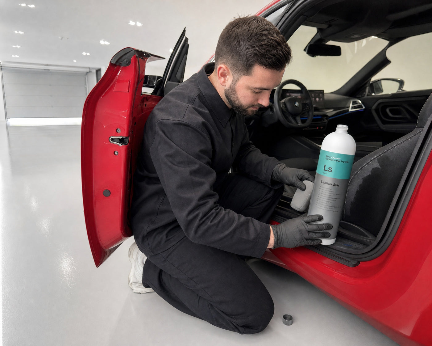 Detailing1 Hero: Lederpflege — Leder atmet auf, Koch-Chemie Leather Star Ls (Desktop)