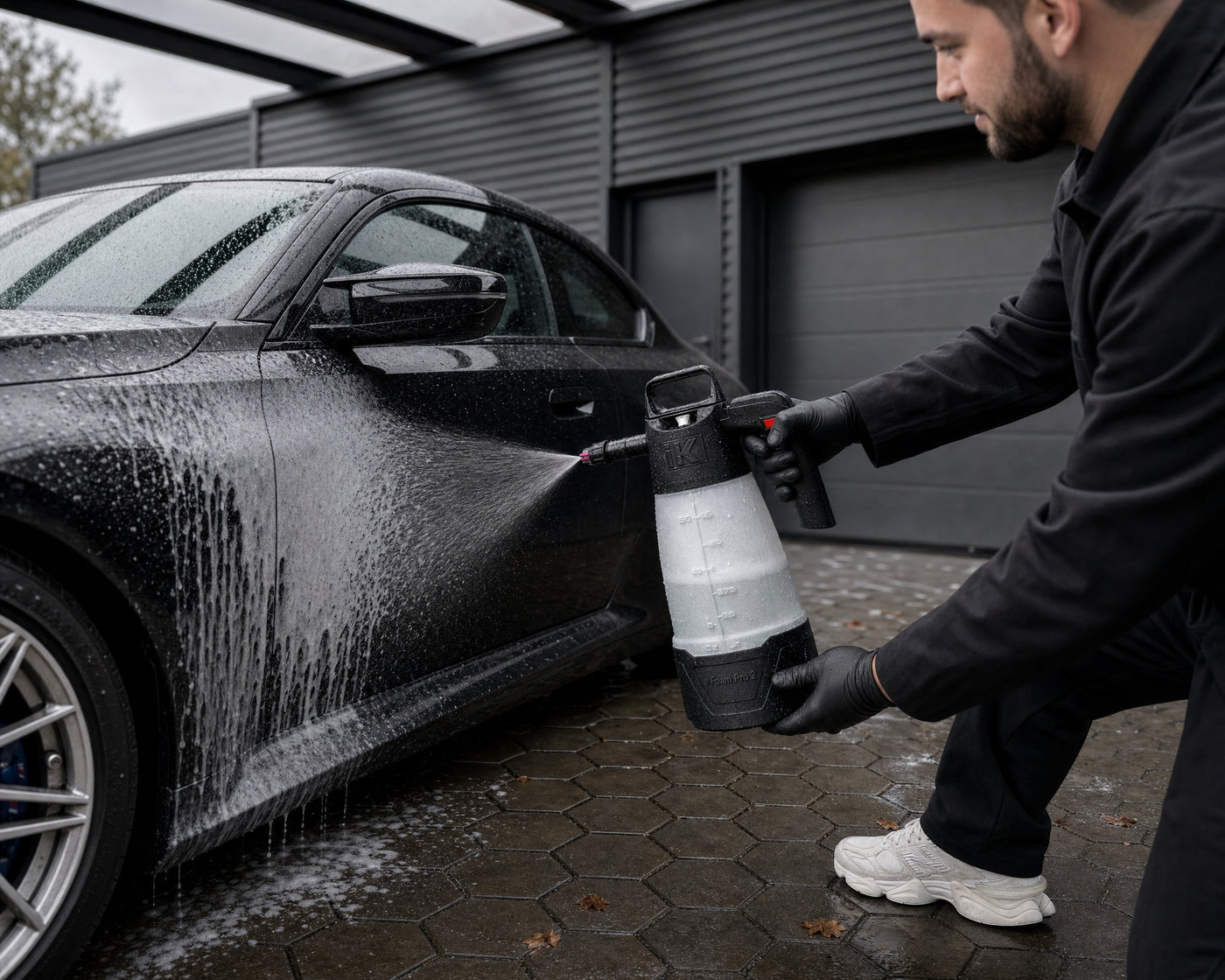 Detailing1 Hero: Schaumsprüher — Schaum-Vorwäsche ohne Pumpen — Straßenfilm nach dem Regen (Desktop)