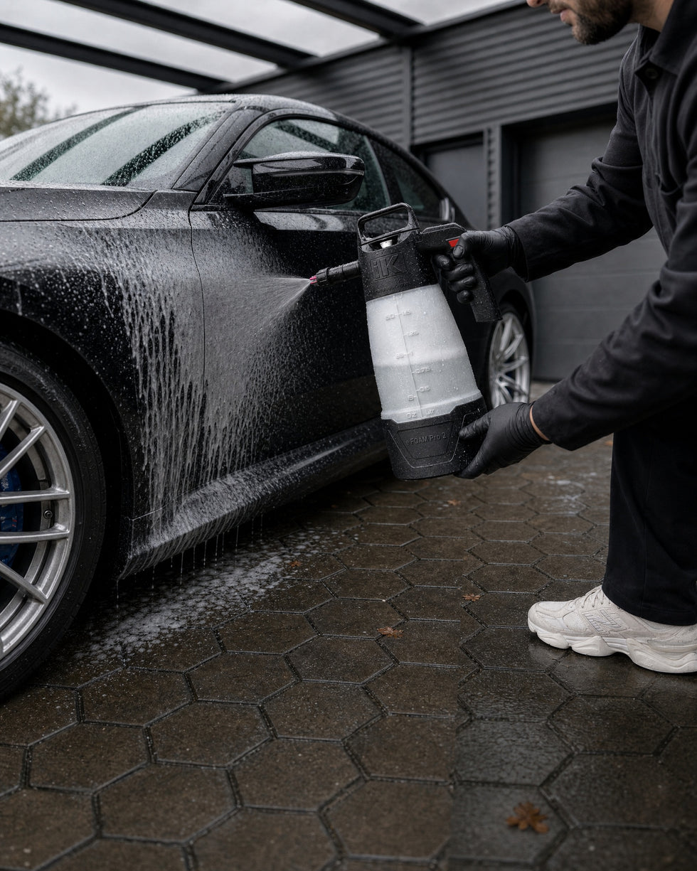Detailing1 Hero: Schaumsprüher — Schaum-Vorwäsche ohne Pumpen — Straßenfilm nach dem Regen (Mobile)