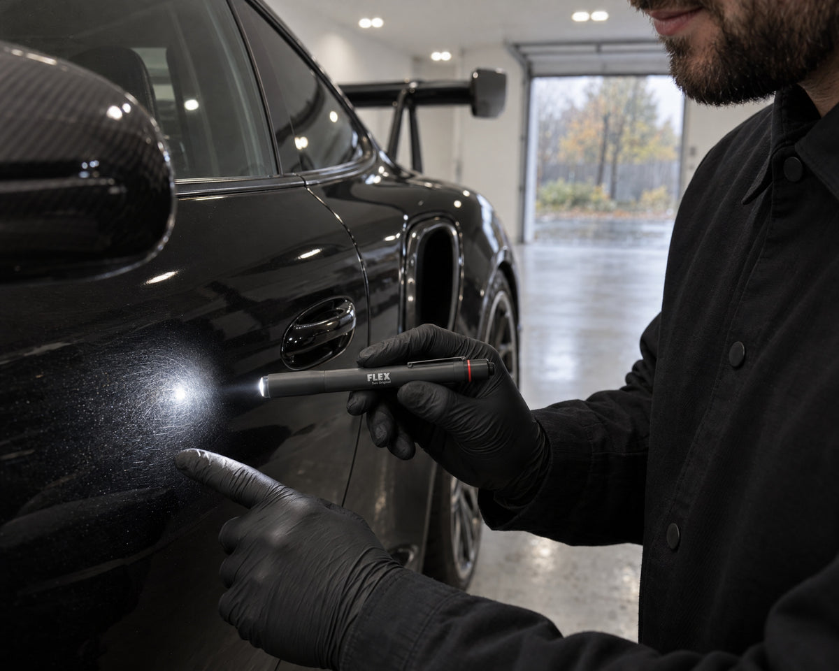 Detailing1 Hero: Accessori per lucidatura — la luce mostra i difetti, trovare gli swirl con la lampada d'ispezione (desktop)