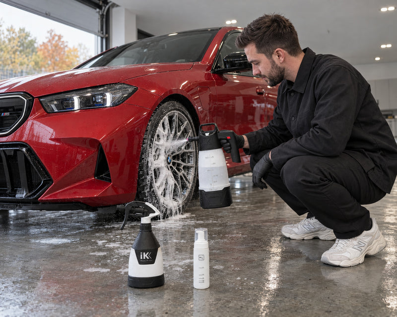 Detailing1 Spotlight: iK e Foam Pro 2 schiuma un cerchio, iK TR Mini 360º e Koch-Chemie Foamer Bottle accanto a una BMW M5