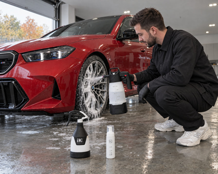 Detailing1 Spotlight: iK e Foam Pro 2 schiuma un cerchio, iK TR Mini 360º e Koch-Chemie Foamer Bottle accanto a una BMW M5