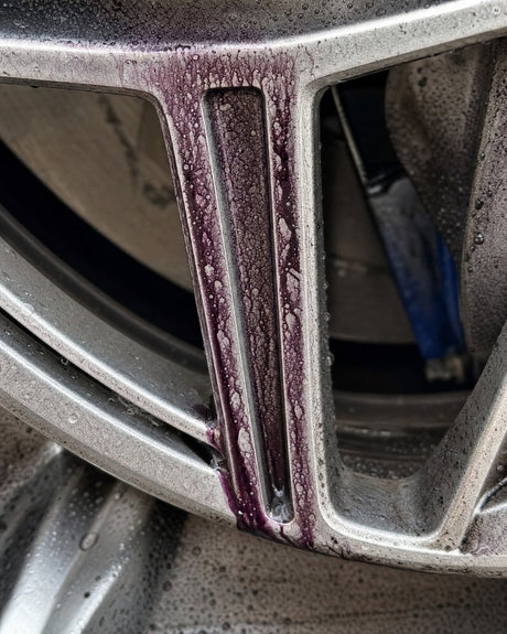 Violette Eisenreaktion läuft aus der Speiche nach dem Auftrag von Meguiars Ultimate All Wheel Cleaner