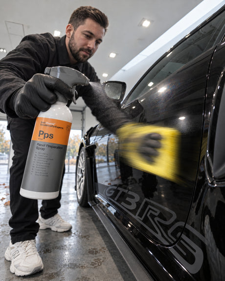Detailing1 controllo vernice — Daniel spruzza Koch-Chemie Panel Preparation Spray Pps sulla portiera e passa la microfibra