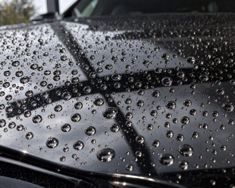 Detailing1 risultato su BMW M5 nera, gocce d'acqua tonde sul cofano appena protetto