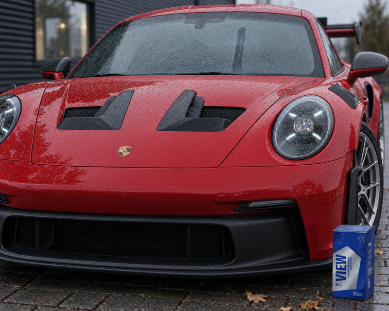 GYEON Q² View EVO davanti al parabrezza coperto di rugiada di una Porsche 911 GT3 RS rossa – antipioggia in inverno