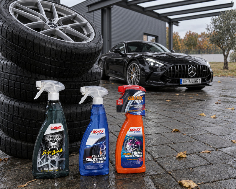 Quattro ruote complete pulite impilate, davanti SONAX FelgenBeast, Detergente Pneumatici+Plastiche e Ceramic Detailer