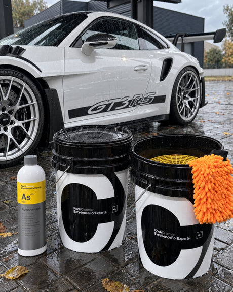 Koch-Chemie Autoshampoo As, due Detailing Bucket, Meguiars Grit Guard e Hybrid Wash Mitt davanti a Porsche 911 GT3 RS