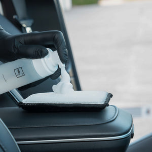 Detailing1 COLOURLOCK Leather Cleaner (Mild) — schiuma detergente sul pad, bracciolo in pelle nera