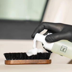 Detailing1 COLOURLOCK Leather Cleaner (Strong) — schiuma detergente dalla Foamer Bottle sulla spazzola per pelle
