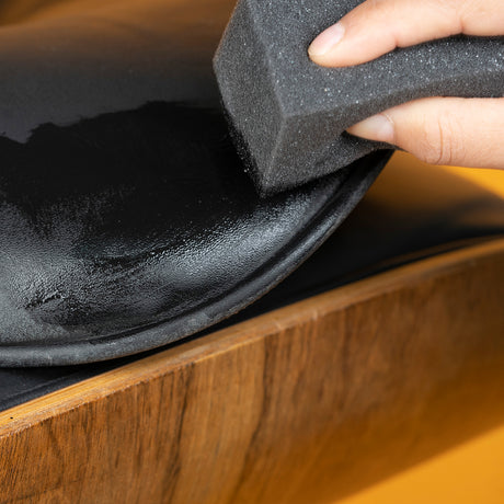 Detailing1 COLOURLOCK Leather Fresh Set XS — poltrona in pelle nera ravvivata con la spugna