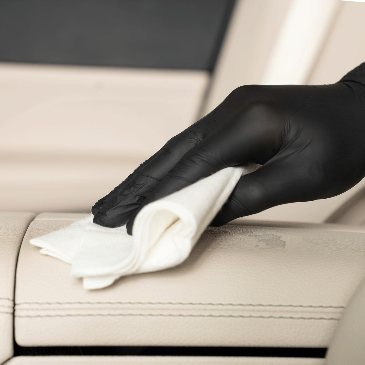 Detailing1 COLOURLOCK New Leather Care Set — ripassata del bracciolo in pelle chiara con il panno in viscosa