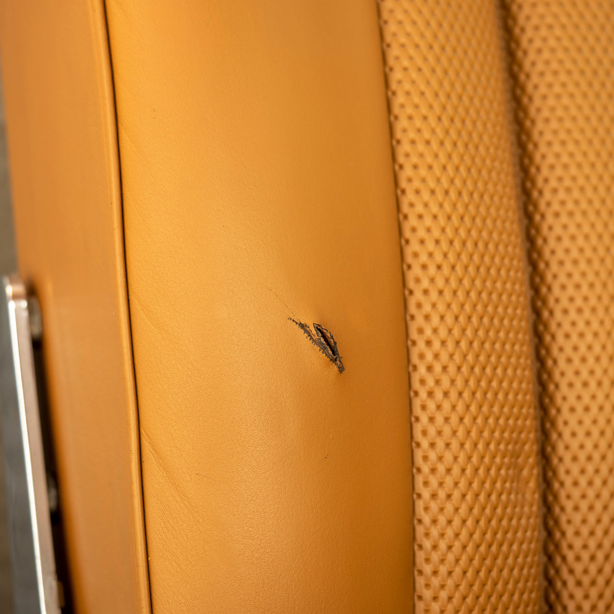 Detailing1 COLOURLOCK riempitivi e stucchi — taglio in un sedile in pelle color cognac prima della riparazione