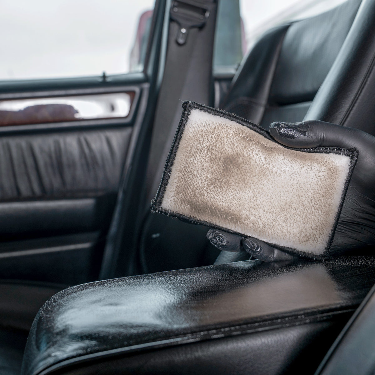Detailing1 COLOURLOCK Smooth Leather Care Set — il pad mostra lo sporco tolto dal bracciolo