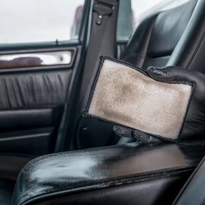 Detailing1 COLOURLOCK Smooth Leather Care Set — il pad mostra lo sporco tolto dal bracciolo