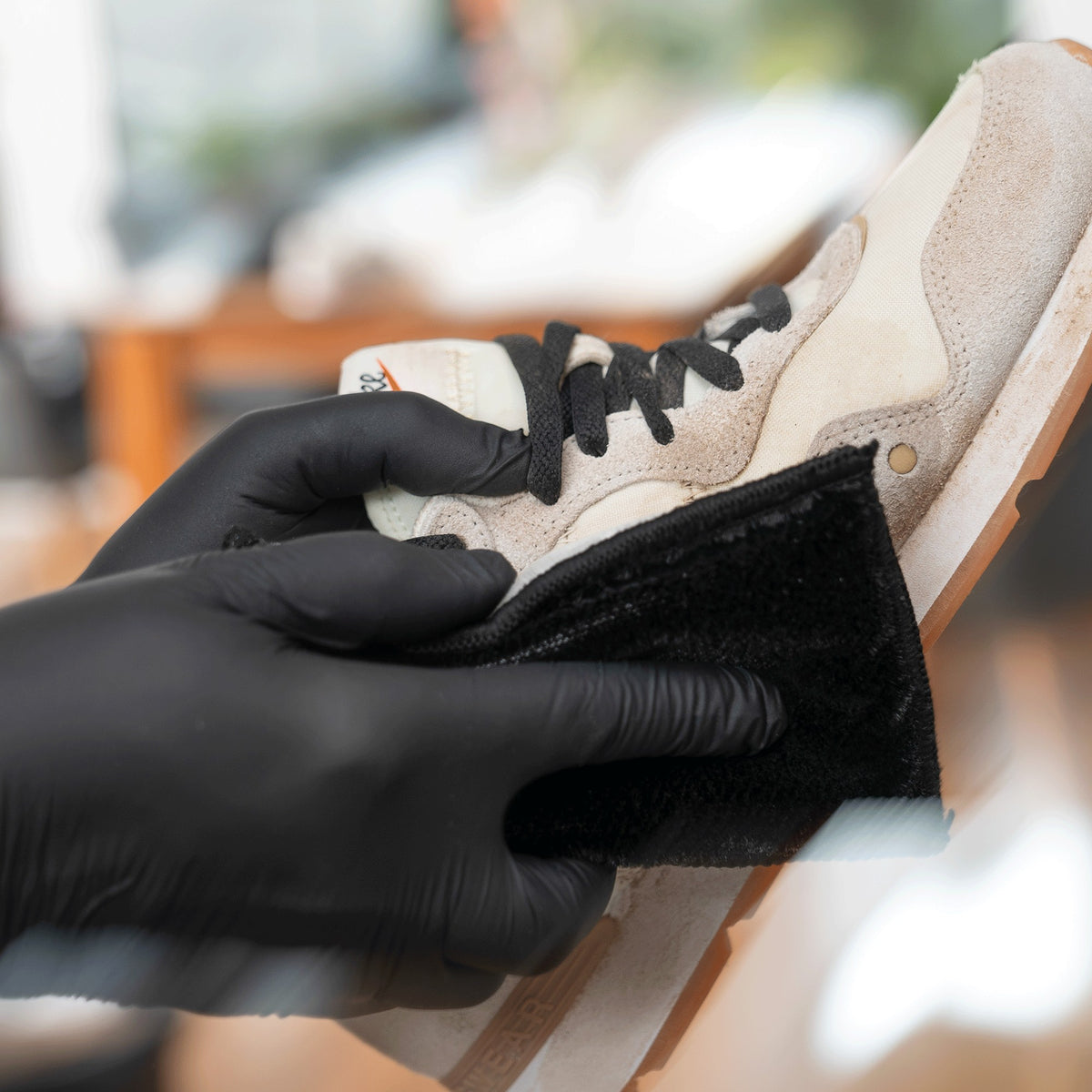Detailing1 COLOURLOCK Sneaker Cleaner — sneaker chiara pulita con il pad detergente