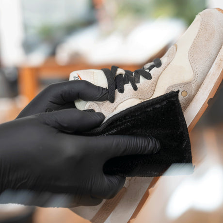 Detailing1 COLOURLOCK Sneaker Cleaner Set — sneaker chiara pulita con il pad detergente