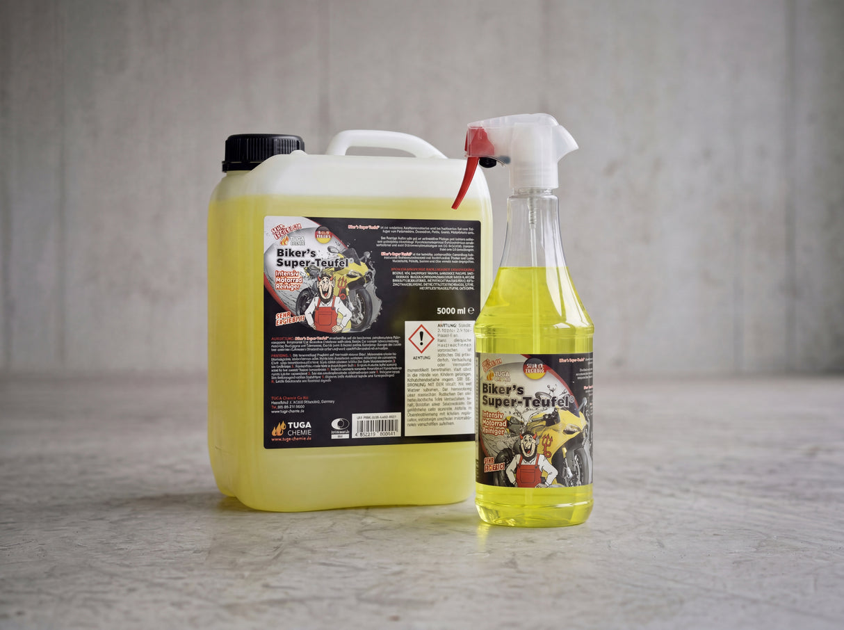 TUGA Chemie Biker's Super-Teufel 5 Liter Kanister und 1 Liter Sprühflasche nebeneinander auf Betonvorplatz