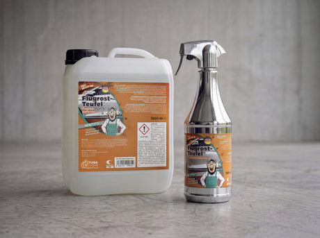 TUGA Chemie Flugrost-Teufel 5 Liter Kanister und 1 Liter Chrom-Sprühflasche nebeneinander auf Betonvorplatz