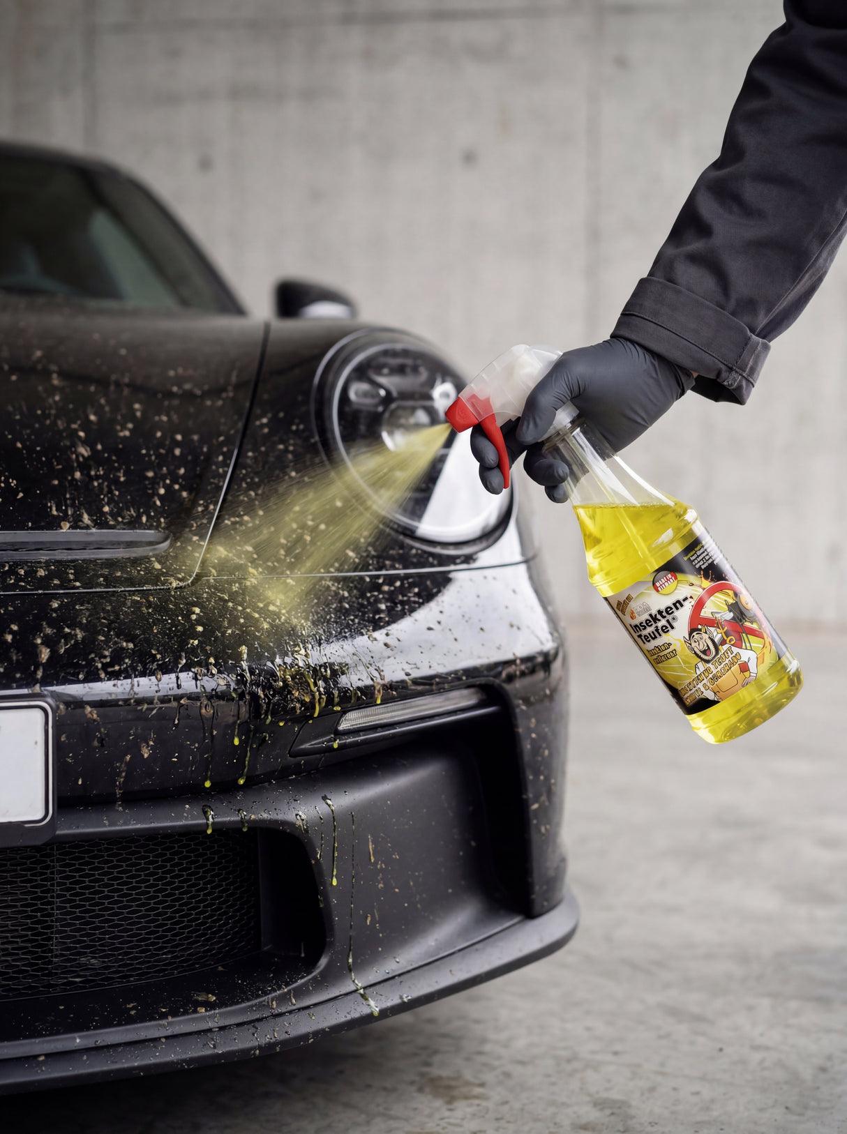 Insekten-Teufel wird mit Nitrilhandschuh auf verschmutzten Frontstoßfänger aufgesprüht