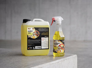 Insekten-Teufel 5 Liter Kanister und 1 Liter Sprühflasche nebeneinander auf Betonvorplatz